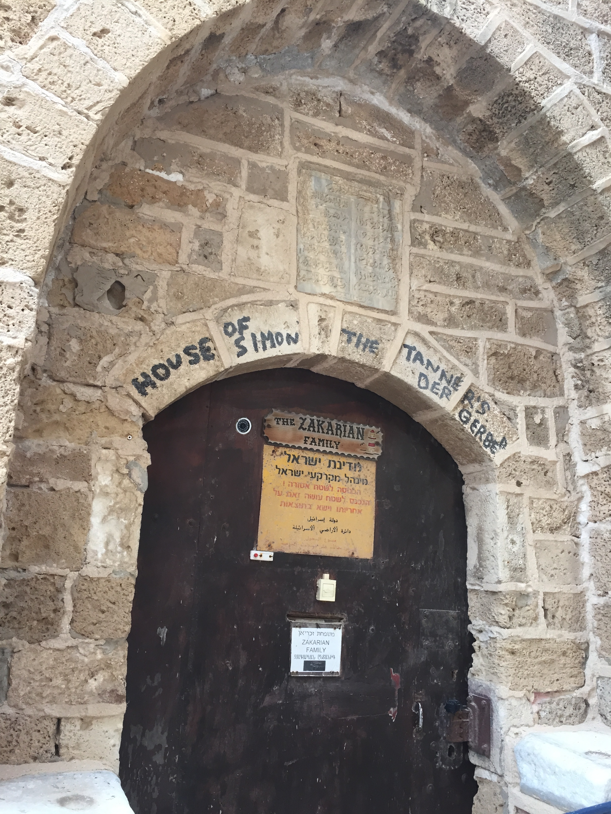 上图:硝皮匠西门的家,位于约帕旧城。