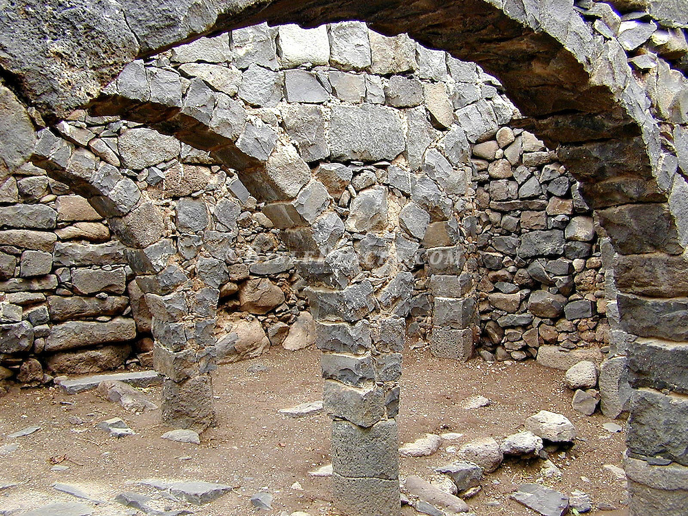 上图:主后3世纪哥拉汛带石拱的房子遗址。石拱墙上再架石梁,然后用木头铺成屋顶。