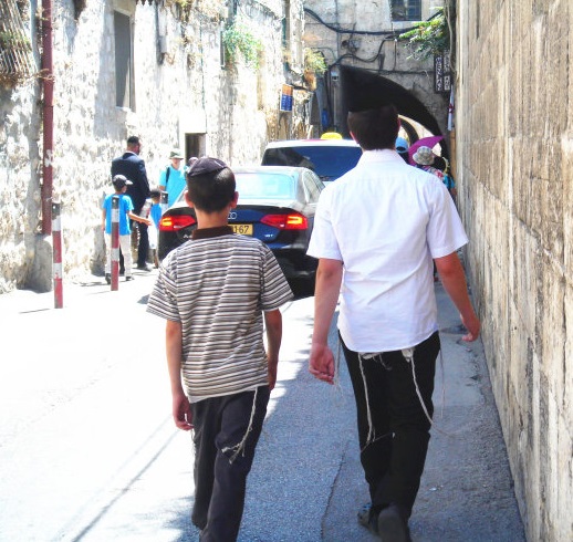 上图:现代犹太人在衣服下摆缝上蓝细带子。