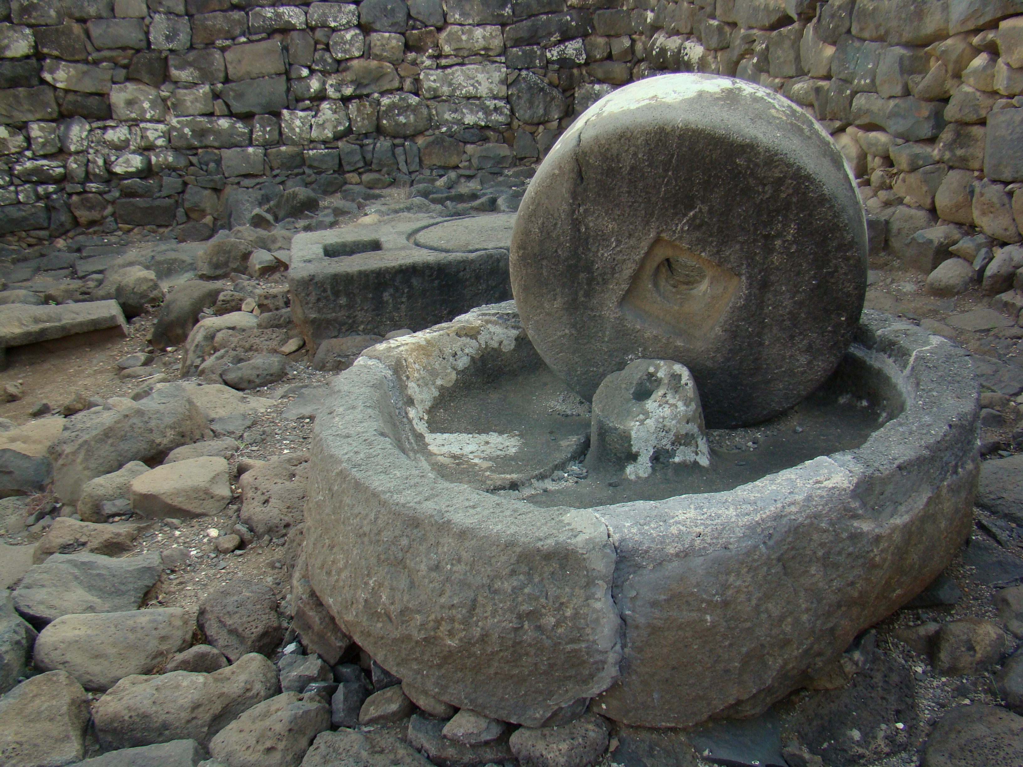 上图:哥拉汛遗址主耶稣时代的磨石,用来橄榄磨成渣,然后榨出油。