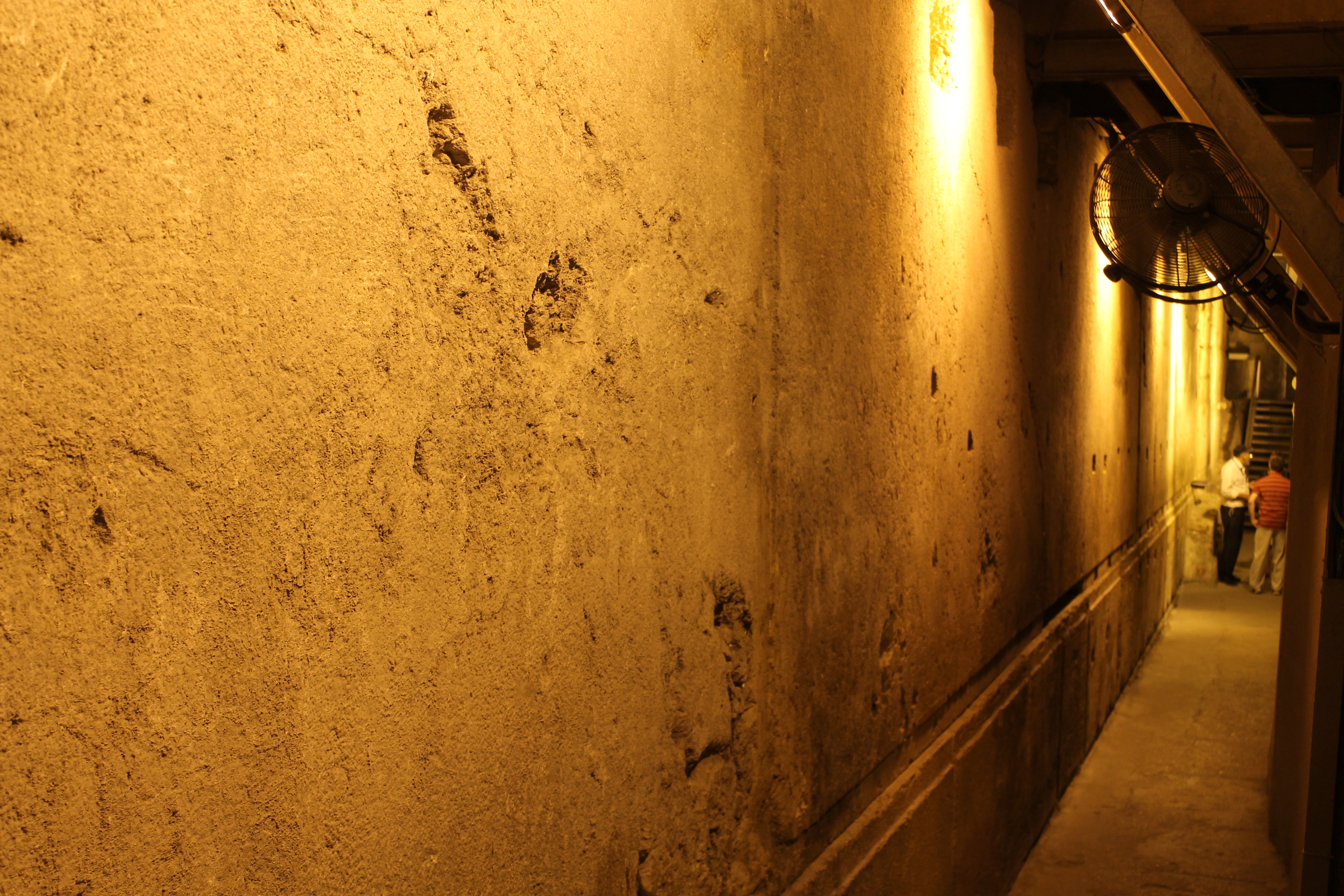 上图:西墙隧道中最大的一块石头,长13.6米,高3米,宽约3.5至4.5米,重约520吨。尚不确定当时的犹太人是用什么建筑工艺搬动、安放这些巨石的。正如当日门徒所说的:「这是何等的石头,何等的殿宇」(可十三1)。