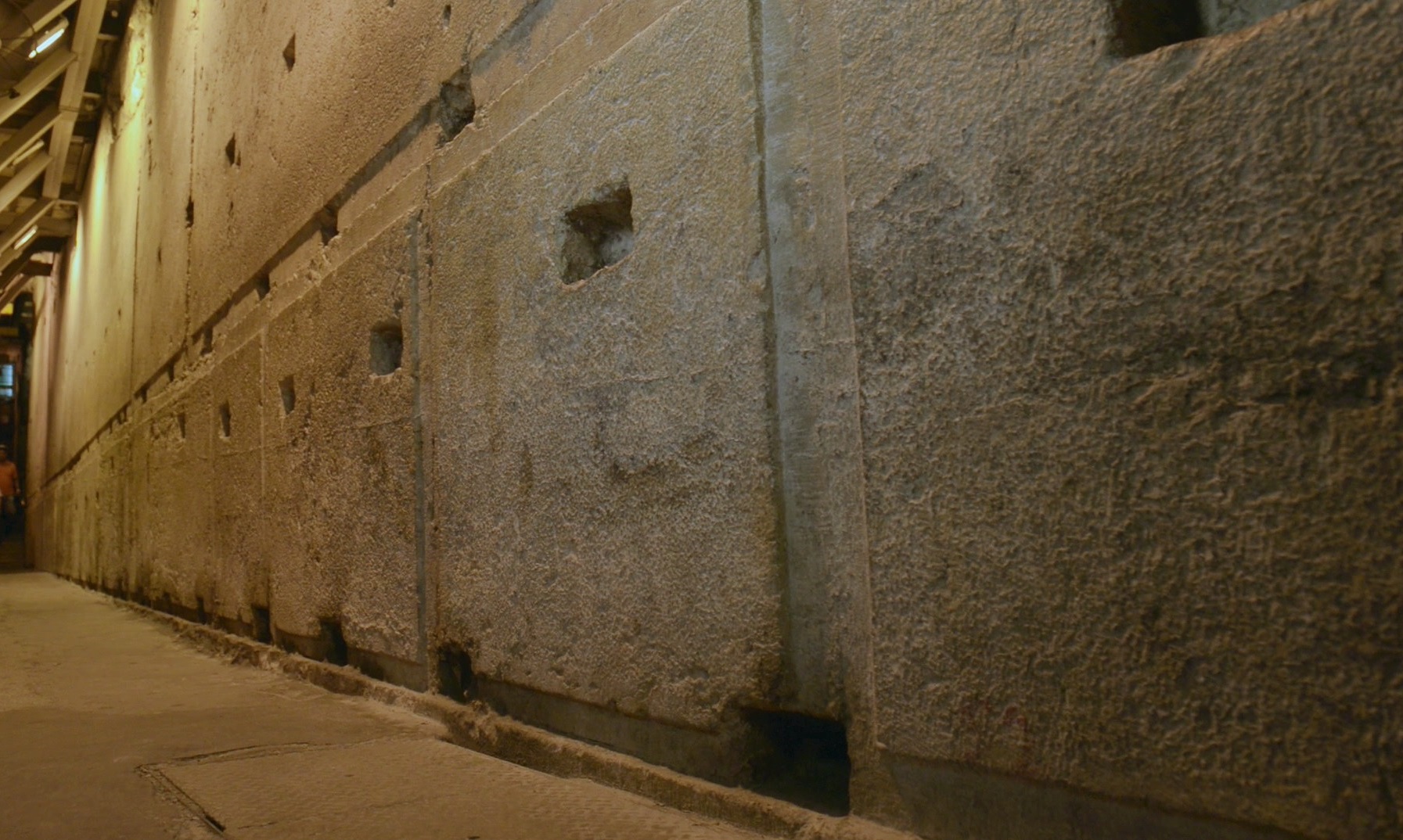 上图:西墙隧道中第二圣殿地基的巨石。根据《犹太古史记》卷15第11章记载,圣殿以白色且坚硬的石头建造,每块石头长25肘,高8肘,宽12肘。新约时代一肘大约是55.5厘米,因此这些石头都是13.8米x4.4米x6.7米的巨石。第二圣殿的石头已经拆毁,但埋在地下的地基已经被挖掘出来,一部分开辟为西墙隧道供人参观,可以想象第二圣殿之宏伟。