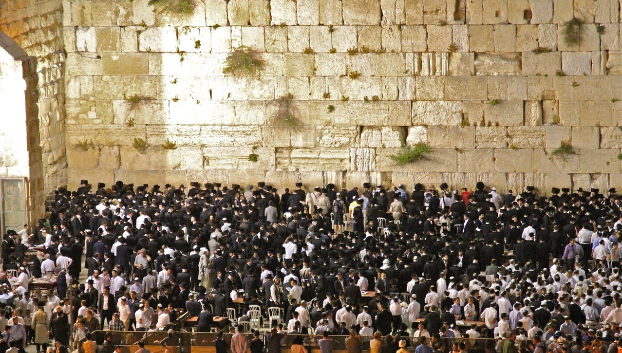上图:耶路撒冷的犹太人在安息日的晚上在哭墙祷告。安息日从星期五晚上日落以后开始,到星期六晚上天上出现两颗星星时结束。