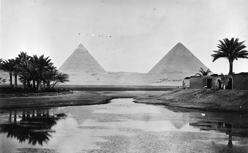 上图:尼罗河畔的吉萨金字塔群(Giza pyramid complex),摄于1900年。
