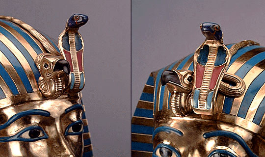 上图:古埃及第十八王朝法老图坦卡蒙(Tutankhamun,主前1332–1323在位)金面具上的秃鹫和蛇(Uraeus)。眼镜蛇乌拉厄斯(Uraeus)是女神瓦吉特(Wadjet)的象征,瓦吉特是下埃及的守护神,上下埃及统一后,与上埃及的秃鹫女神奈赫贝特(Nekhbet)一起成为埃及的守护神,而法老则被视为太阳神阿蒙(Amon)之子。