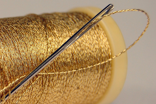 上图:金线。金子有非常好的可锻性和可塑性,24K的纯金非常软,可以锤成薄片、剪成金线。古埃及人已经了解这一点,可以用圆石头把金子锤成最薄的金叶子。