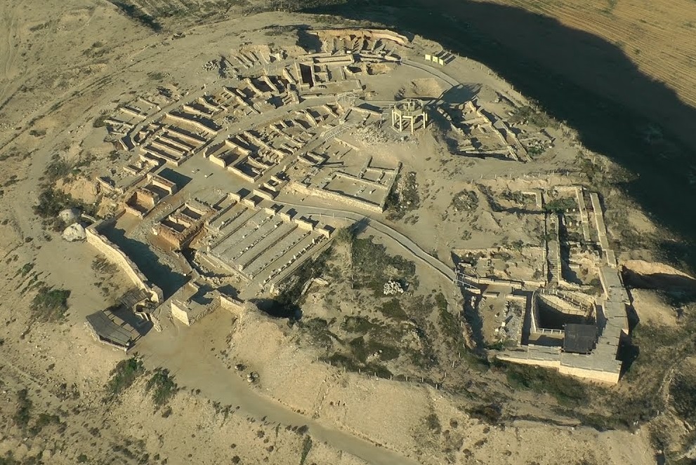 上图:别是巴城遗址(Tel Beer Sheva)全景。城墙里的区域并不大,其中主前11世纪的遗址只有20间房子、10间粮仓。城里的房屋主要是官邸、市场、粮仓、蓄水池等公共设施,只有少量民居。大部分居民平时都住在城外,需要做买卖或躲避战乱时才进城。