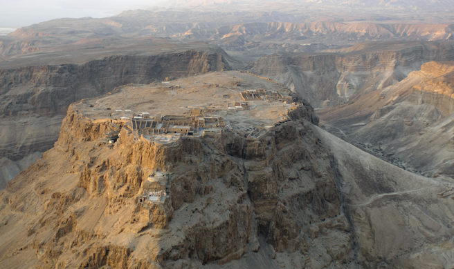 上图:世界遗产马萨达(Masada)是犹大旷野与死海交界处的一座岩石山顶,位于大卫躲藏的隐·基底(撒上二十三29)南边22公里。马萨达东侧悬崖高约450米,西侧悬崖高约100米,山顶平整,道路险峻,是以色列最有名的一个「磐石」,也是大卫写诗时最容易联想到的「磐石」。