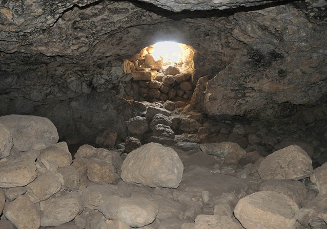 上图:亚杜兰洞。亚杜兰位于以拉谷南侧一条自耶路撒冷通往拉吉的道路上,是一处战略要地。这里有很多洞穴,可供几十人居住,大卫离开迦特以后,就逃到亚杜兰洞(撒上二十二1),许多人来投奔他。大卫可能在亚杜兰洞中写下了诗篇34、57、142篇。