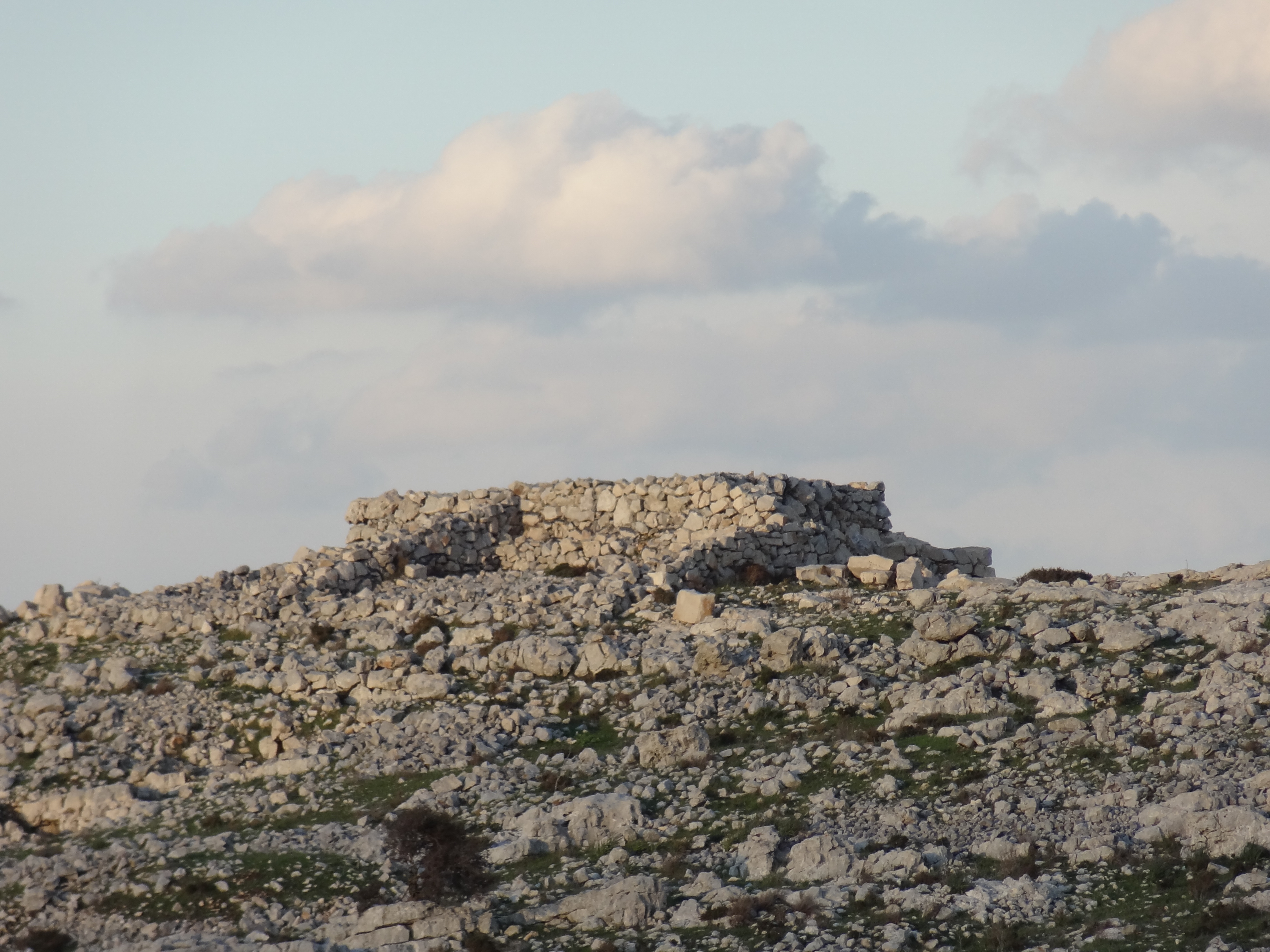 上图：1980年，考古学家在以巴路山发现了一座主前15-13世纪的祭坛，这祭坛不是迦南人的样式，而是用「没有凿过的石头」（申二十七6）砌成，里面填满灰和泥；没有用「台阶」（出二十26），而是有一条坡道通往顶部。这座祭坛包括两层，上层是方的，根据陶片被鉴定为主前1250年；下层是圆的，根据一个古埃及第十八王朝法老图特摩斯三世（Thutmose III，主前1479-1425年）时期的圣甲虫（Scarab），被鉴定为主前1405年，也就是约书亚进迦南的年代。下层的祭坛被认为就是约书亚进迦南后，在以巴路山所建的祭坛（申二十七5；书八30）。