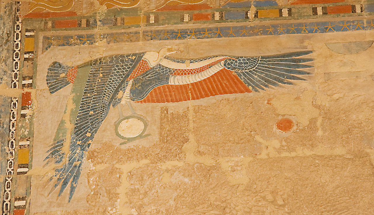 上图:古埃及第十八王朝哈特谢普苏特庙(Temple of Hatshepsut)壁画上的埃及兀鹫女神奈赫贝特。以色列人出埃及时,上埃及的保护神是奈赫贝特(Nekhbet)。她的形象是一只兀鹫,常常与下埃及守护神瓦吉特(Wadjet,眼镜蛇)一起出现。奈赫贝特通常被画成张开翅膀,盘旋于法老头上的兀鹫,爪子抓着一个代表永恒的「生环 shen symbol」,守护法老。