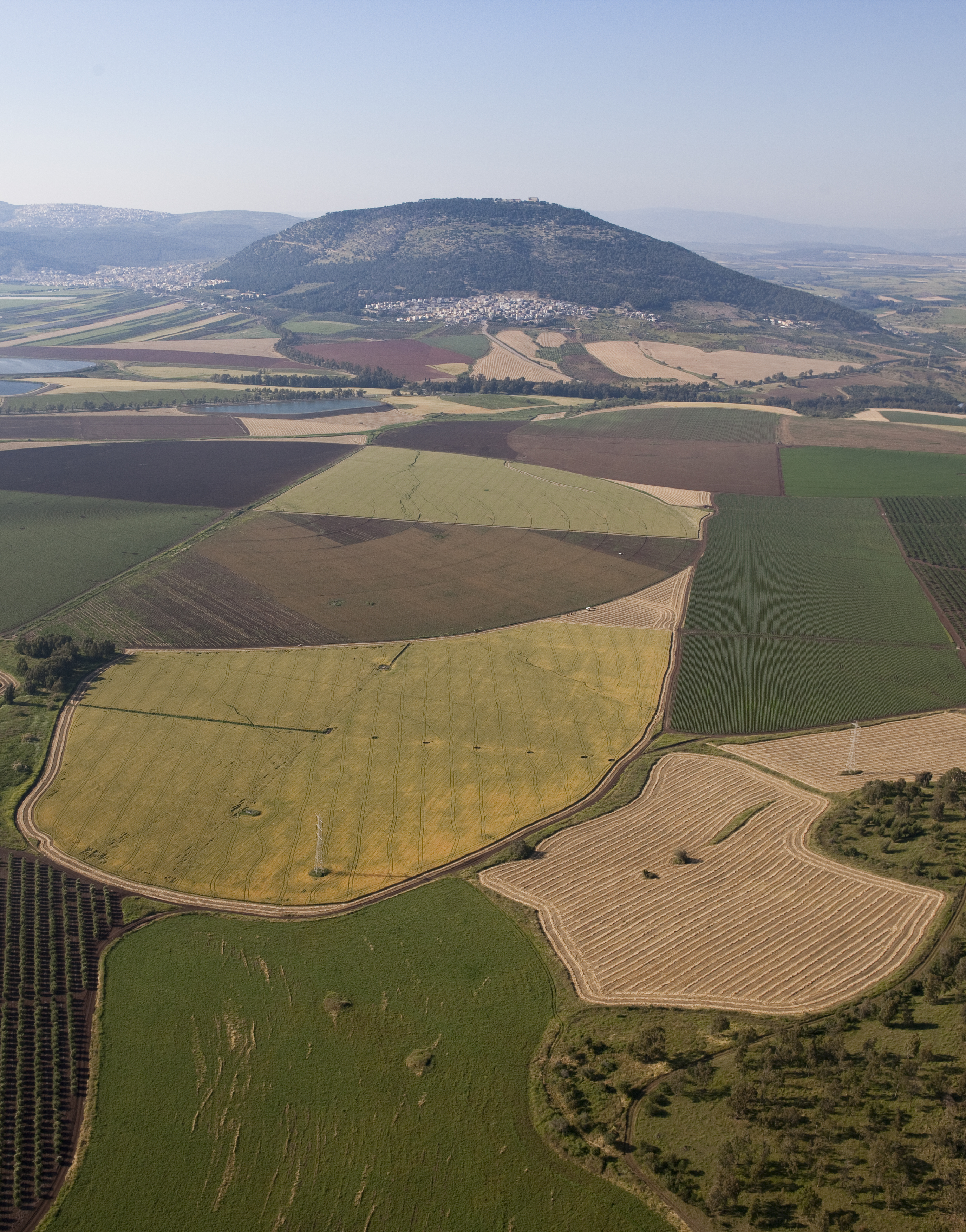 上图：他泊山矗立在耶斯列平原东北角，是非常醒目的地标。巴拉集结的一万人可以从他泊山上清楚地瞭望整个平原，迦南人的铁车却无法上山进攻他们。当西西拉的车辆经耶斯列平原来到他泊山下的基顺河边以后，以色列人可以在迦南人困于暴雨泥泞时，迅速下山突袭。