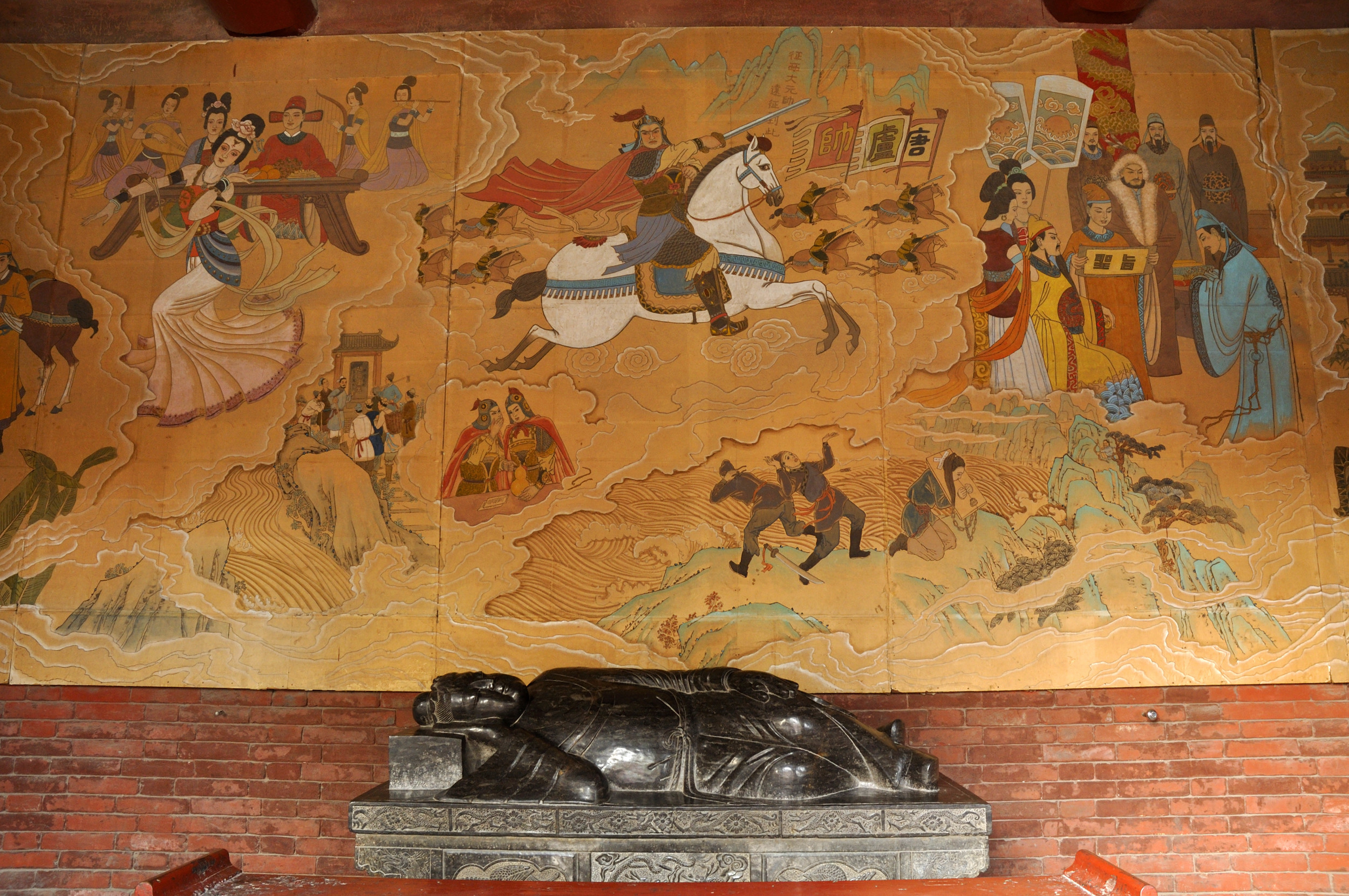 上图：河北邯郸黄粱梦镇卢生殿的卢生入睡像。唐朝传奇《枕中记》记载，唐开元七年，卢生进京赶考失败，在邯郸客店中小憩，梦见自己迎娶白富美、中进士、做宰相，5个儿子又有学问又有才干，儿孙满堂，享尽荣华富贵，直到80岁时病死。断气时，卢生一惊而醒，发现店主人蒸的小米饭还没熟，才知道自己已在梦中渡过了一生，顿觉人生如梦、万念俱灰。这就是成语《黄粱一梦》的典故。