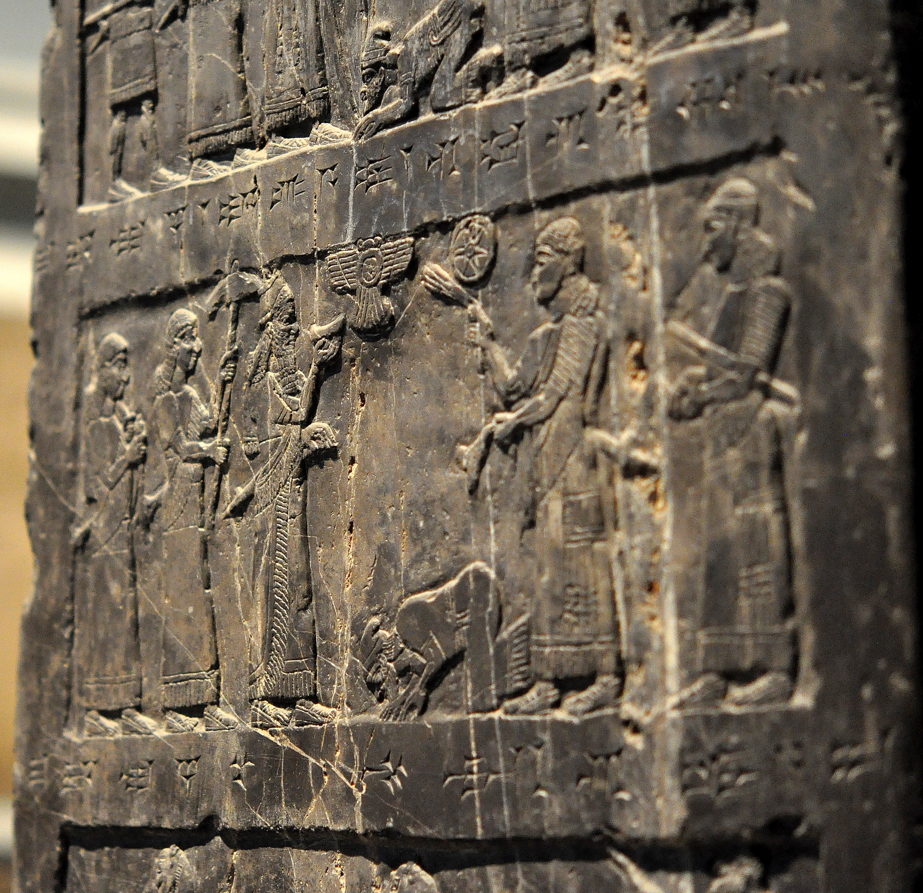 上图:亚述王撒缦以色三世(Shalmaneser III,主前859-824年在位)的黑色方尖碑(Black Obelisk),现存于大英博物馆。碑上有耶户或其使者向撒缦以色三世跪拜的浮雕,碑文把以色列王称为「暗利之子」,记录了耶户献上银、金、锡、权杖等贡物。主前841年,亚述王撒缦以色三世入侵亚兰,在黑门山打败亚兰王哈薛,哈薛撤回大马士革。撒缦以色摧毁了基列的拉末东面的浩兰(Hauran)地区,在迦密山收纳了耶户和推罗王的贡物。可能亚兰于该年初春进攻基列的拉末,被犹大和以色列联军迎击。撒缦以色三世六月入侵,哈薛回师北上,耶户则发动政变,结束与腓尼基的联盟、向亚述臣服。