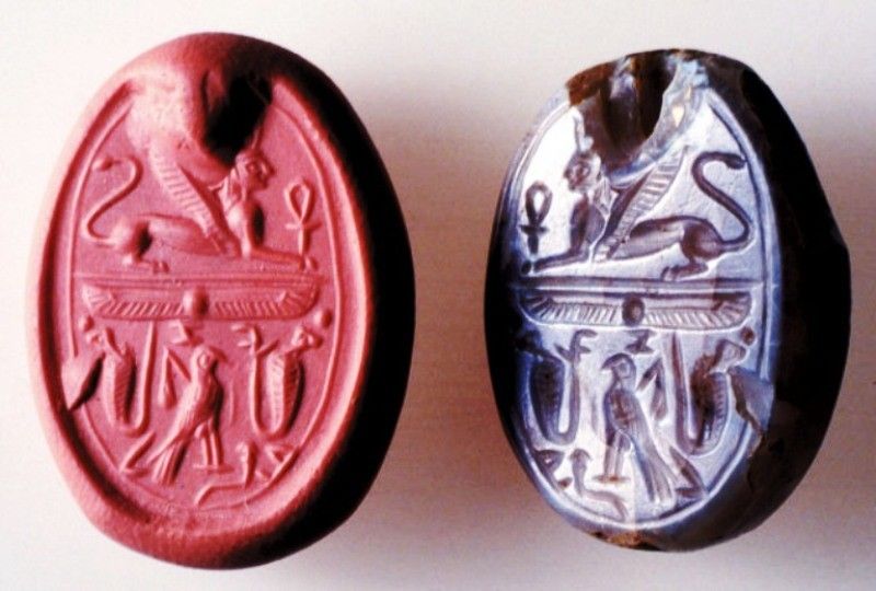 上图:1964年在以色列发现的耶洗别印章。这个印章是普通印章的两倍大,雕刻很复杂,顶部的损毁部分原来可能和写着Yzbl(属于耶洗别)。印章上包含着来自腓尼基和埃及的王家元素:戴着女王冠的带翅膀狮身人面像,代表埃及女王的两只眼镜蛇和猎鹰,代表埃及女王的莲花。这枚印章显示,耶洗别最后基本上篡夺了亚哈的权柄,完全控制了以色列。