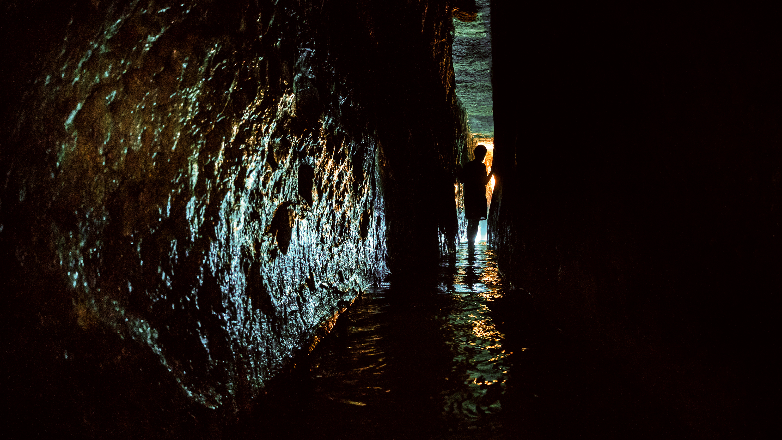 上图：19世纪末发现的希西家水道（又叫西罗亚水道）的内景。