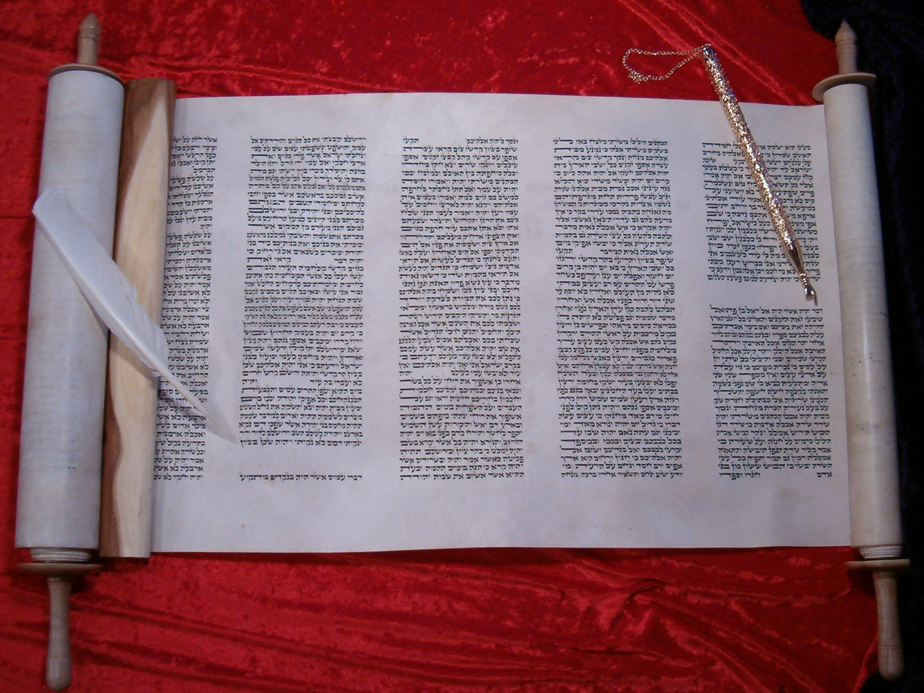 上图：希伯来文《十二先知书》的羊皮卷。在希伯来文圣经中，《十二先知书》被合为一卷，在希伯来圣经《塔纳赫》（?????? / Tanakh）中被列为《先知书》的最后一卷。