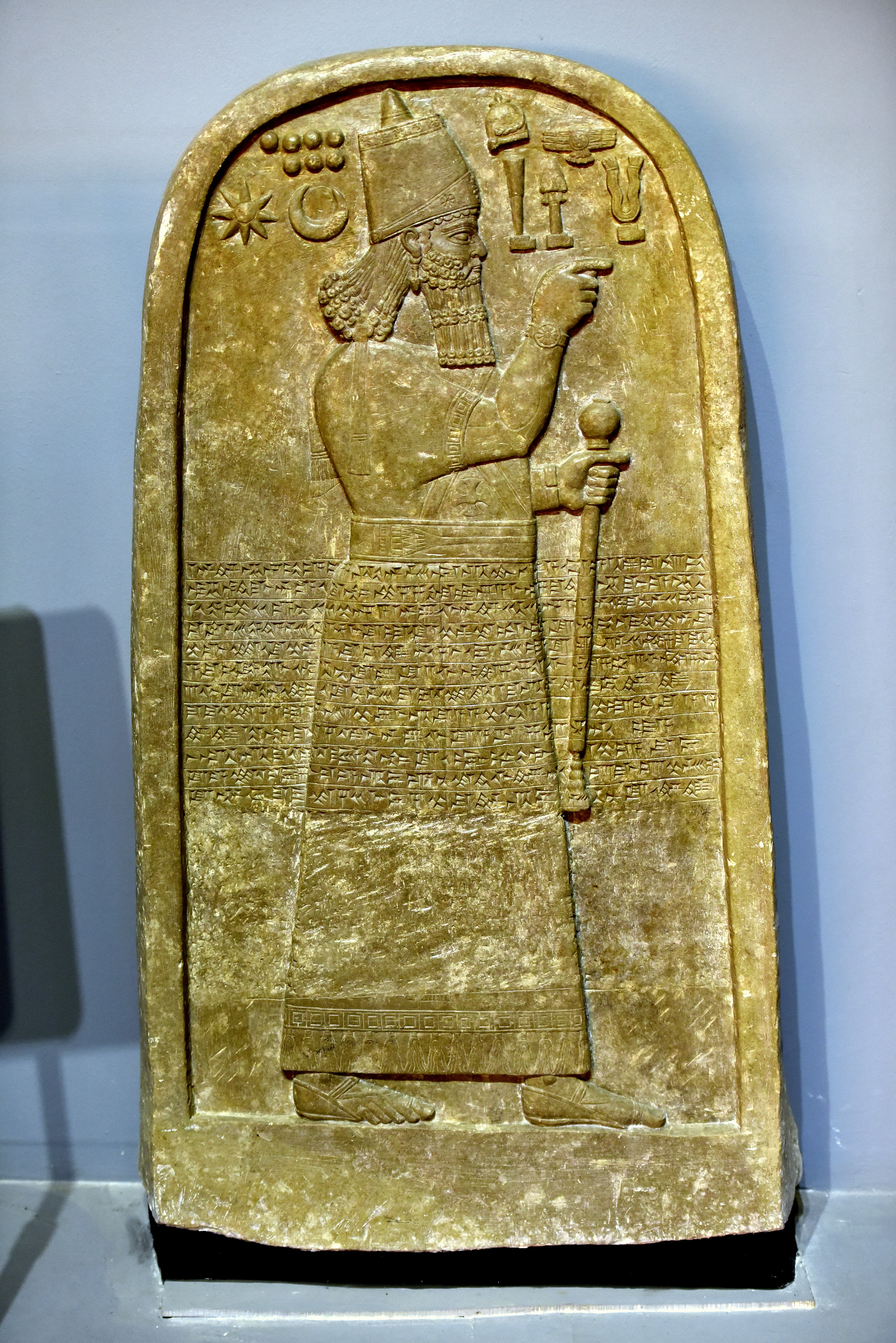 上图:在伊拉克尼尼微省的Tell al-Rimah遗址出土的亚述王阿达德尼拉里三世(Adad-nirari III,主前811-783年在位)石碑,现存于大英博物馆。碑文记录了他西征亚兰的功绩,当时向他进贡的诸王中包括「撒玛利亚约阿施」。