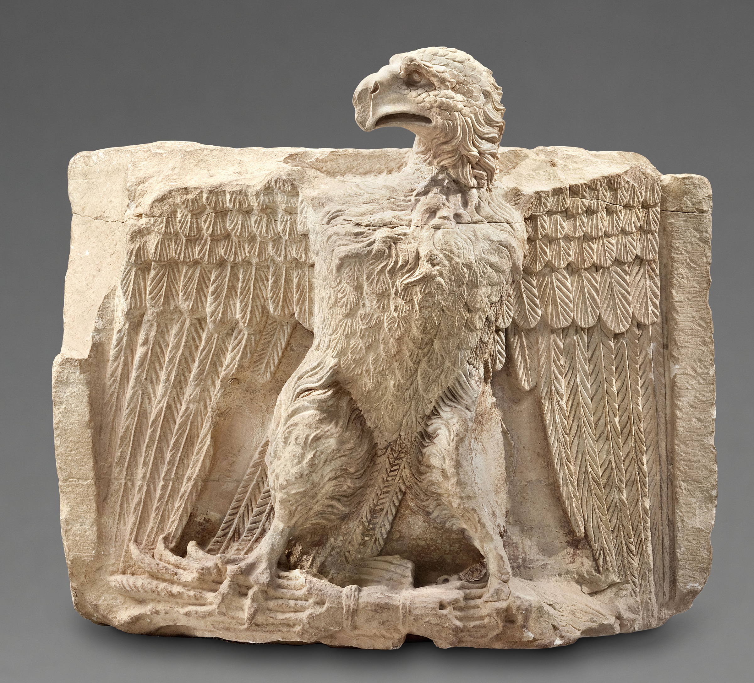 上图:佩特拉出土的大鹰雕像。