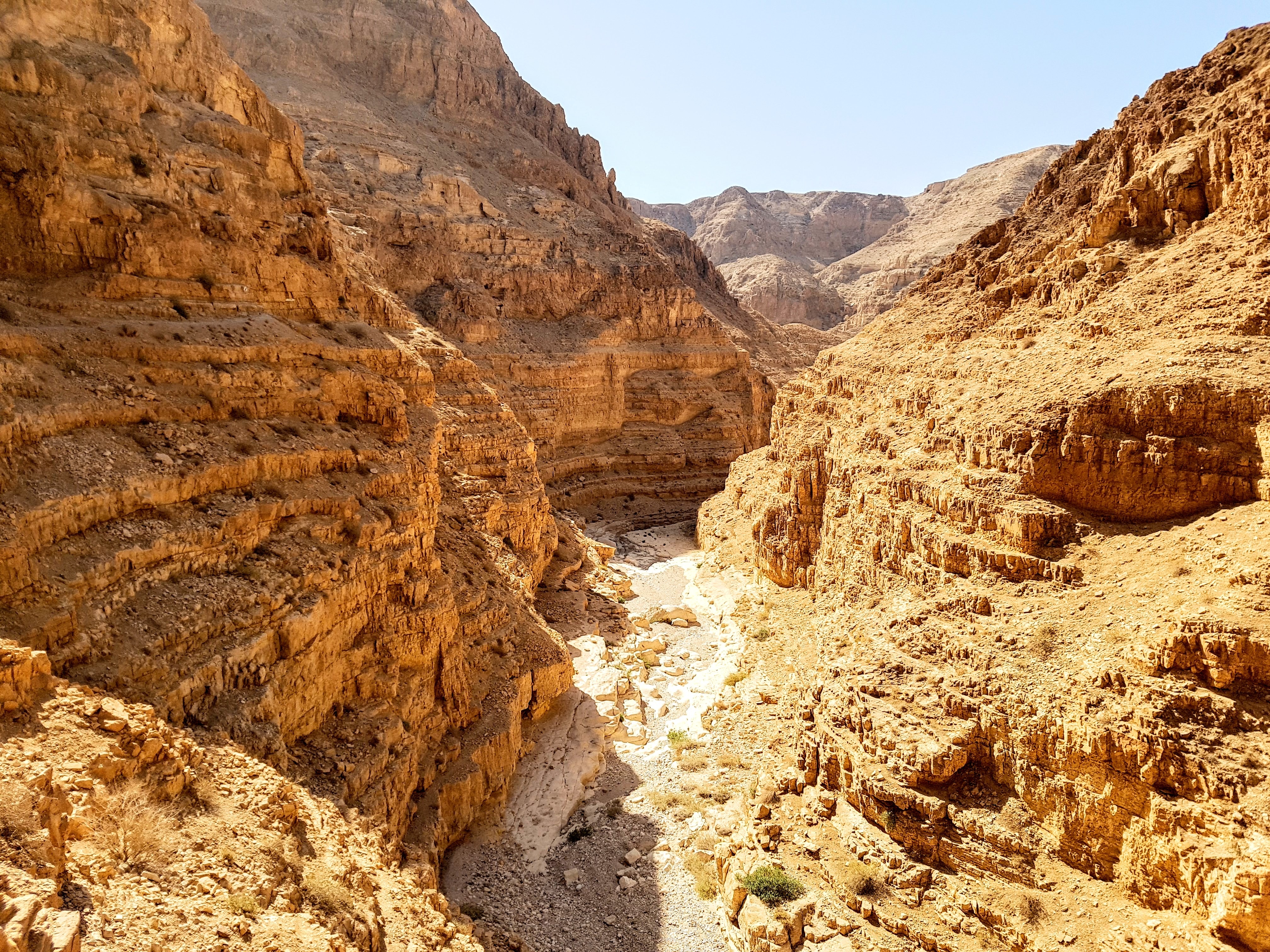 上图：犹大旷野的旱溪Wadi Dragot，雨季有水，旱季干涸。